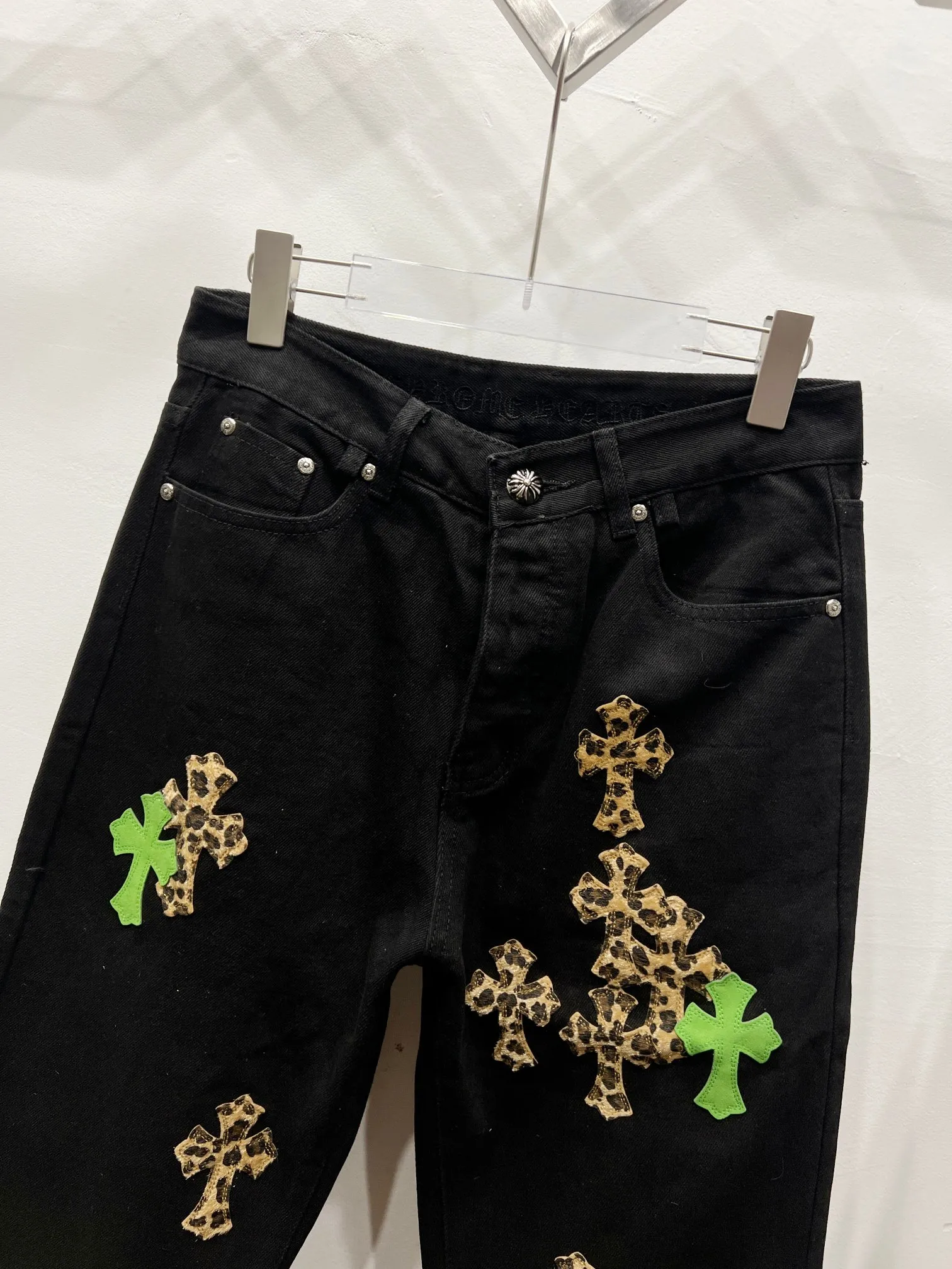 P250 Style Number: (c039) Chrome Hearts CH Chrome Hearts Heavy Industry Damaged High Street Jeans Exude unruly personality and unique charm. Every wear and tear is carefully designed to present a unique artistic feel. Made of imported denim fabric, which has undergone heavy industrial washing and destruction treatment, the trousers show a super cool effect on the upper body, allowing you to dominate the fashion stage.  This is more than just a pair of jeans, it is an expression of attitude. With its unique design concept and ultimate pursuit of details, Croxin breaks traditional boundaries and defines the jeans trend in the new era. The trousers are made of double-layer woven fabric and matched with customized hardware, showing an incomparably beautiful and unique style, making every wearer the focus of fashion. Imported denim fabric, super heavy-duty washed and damaged, the upper body is super cool! Customized hardware, incomparably good-looking model. The production process is difficult. It has a high-street feel. Color: blue Size: S M L XL XXL